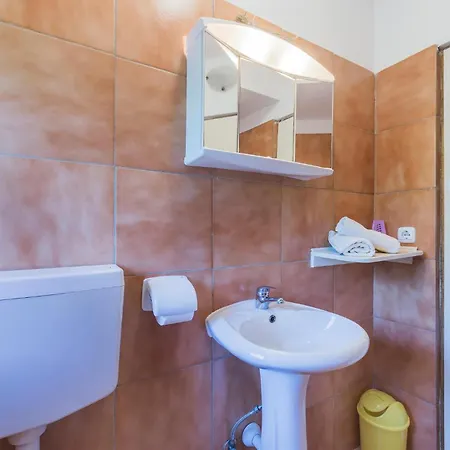5 Bedroom Awesome In *