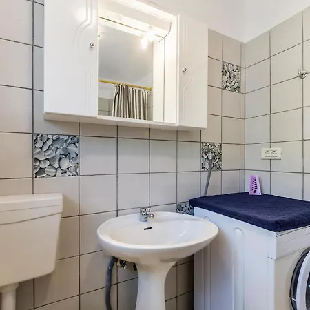 5 Bedroom Awesome In Labin
