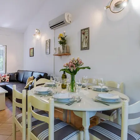 5 Bedroom Awesome In *